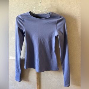 ALO Yoga Long Sleeve Tee in Blue